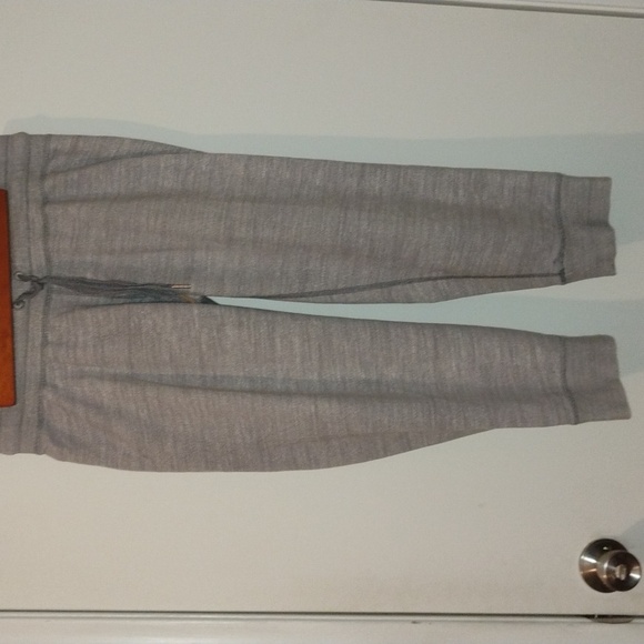 lululemon athletica Tea Lounge Crop Joggers. Womens size 6. Heather Gray color. - Picture 4 of 15
